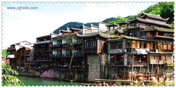 張家界、黃石寨、金鞭溪、袁家界、天子山、十里畫(huà)廊、黃龍洞、寶峰湖、天門(mén)山、鳳凰古城四日游
